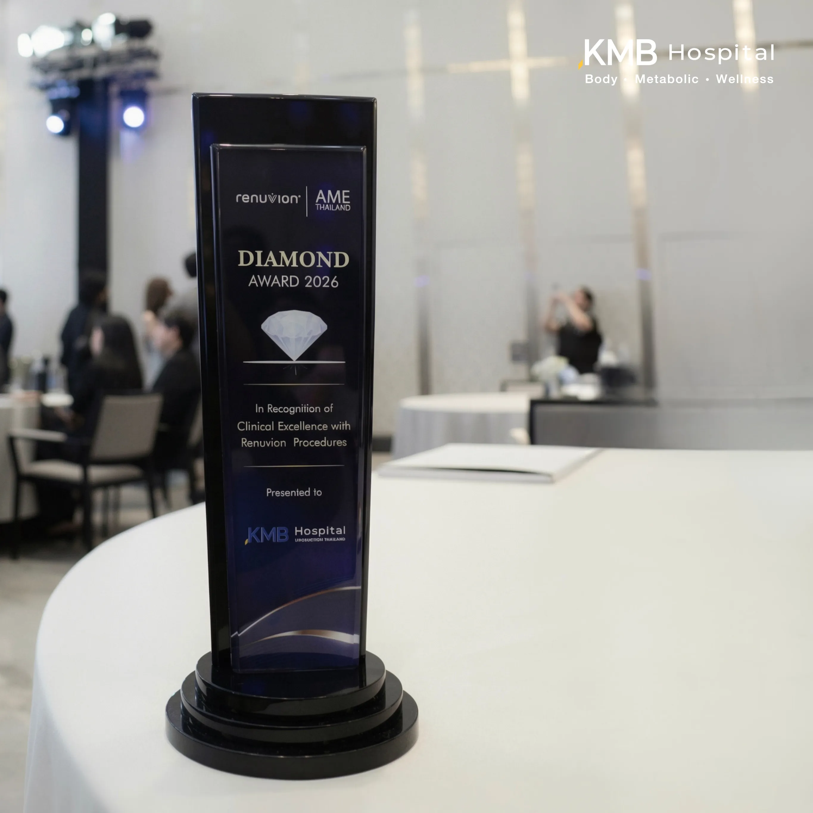 ถ้วยรางวัล Renuvion Diamond Award 2026 ของ KMB Hospital ตั้งบนโต๊ะภายในงาน Shaping Your Body, Shaping The Future You